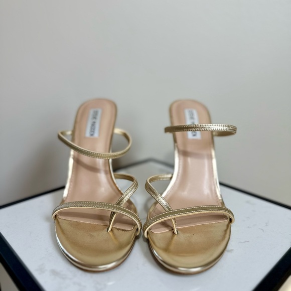 Steve Madden Bellezza Gold Ankle Strappy Heels Rounded Toe Size 8.5 - Picture 3 of 5